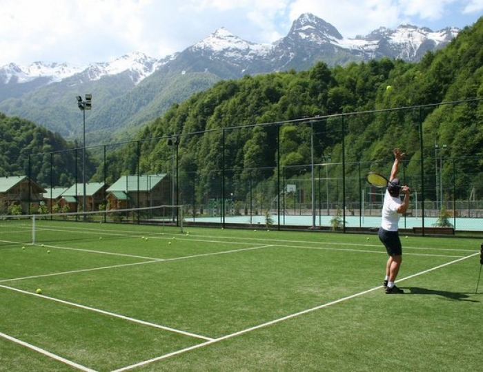 Теннисные корты и спортивные площадки